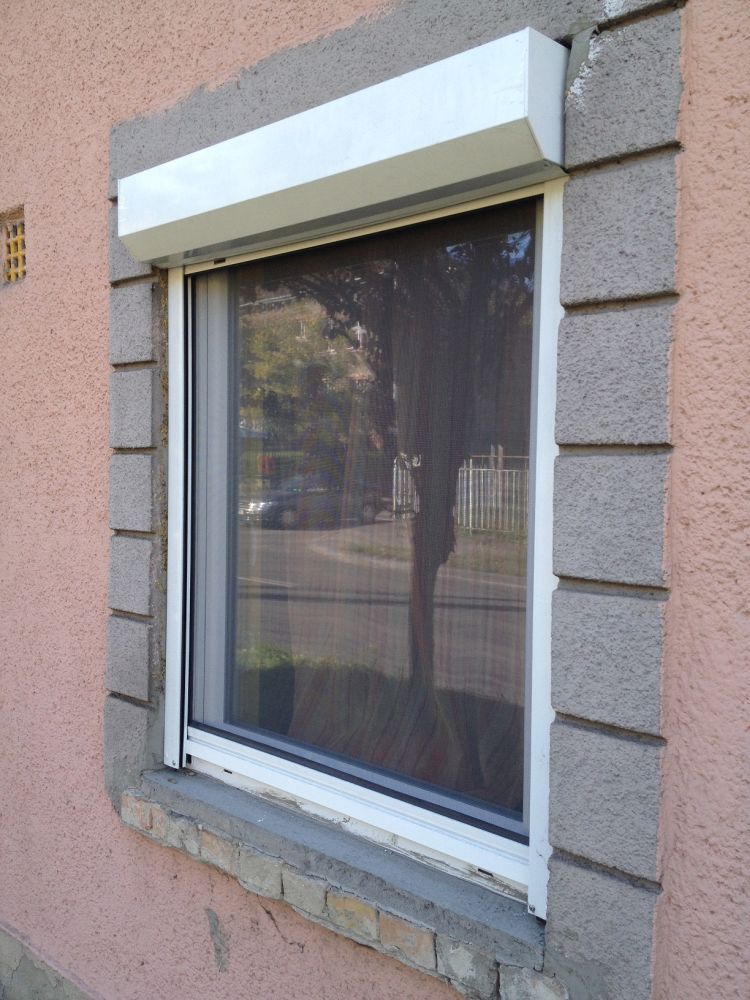 Műanyag ablak beszerelése szakszerűen, redőnnyel